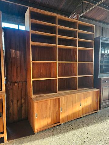 Prachtige boekenkast / bibliotheekkast /wandkast/winkelkast
 beschikbaar voor biedingen