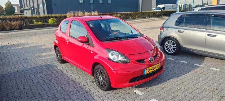 Toyota Aygo | 2006 | 137.000 km | Rood | AIRCO | Benzine, Auto's, Toyota, Particulier, Aygo, Airbags, Airconditioning, Alarm, Boordcomputer