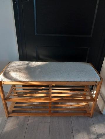 Creme bankje met schoenenrek beschikbaar voor biedingen