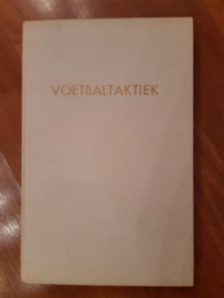 Voetbaltaktiek - met een voorwoord door Coen Moulijn, Boeken, Sportboeken, Gelezen, Balsport, Ophalen of Verzenden