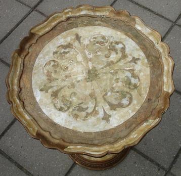 Antiek bijzettafeltje beschikbaar voor biedingen