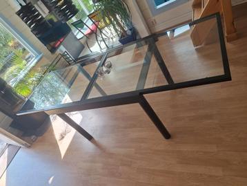 Mooie design glazen tafel. beschikbaar voor biedingen