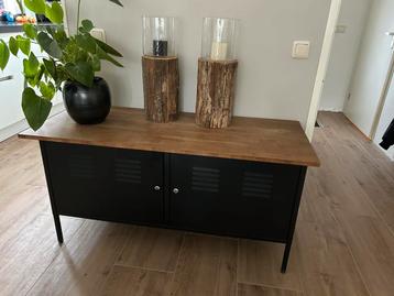 Dressoir zwart met houten bovenblad beschikbaar voor biedingen