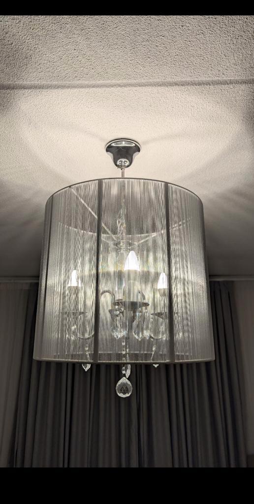 Twee Elegante hanglamp met stoffen kap en kristallen details, Huis en Inrichting, Lampen | Kroonluchters, Zo goed als nieuw, Glas