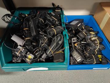 Partij adapters voor oudere laptops/printer/apparaten beschikbaar voor biedingen