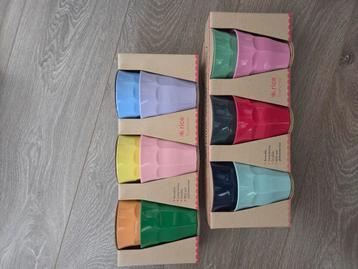 4 sets Melaminebekers beschikbaar voor biedingen