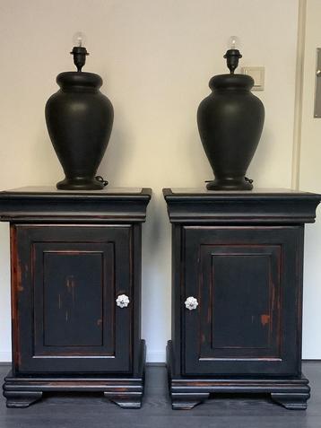 2 brocante houten nachtkastjes queen Ann dressoir eethoek  beschikbaar voor biedingen