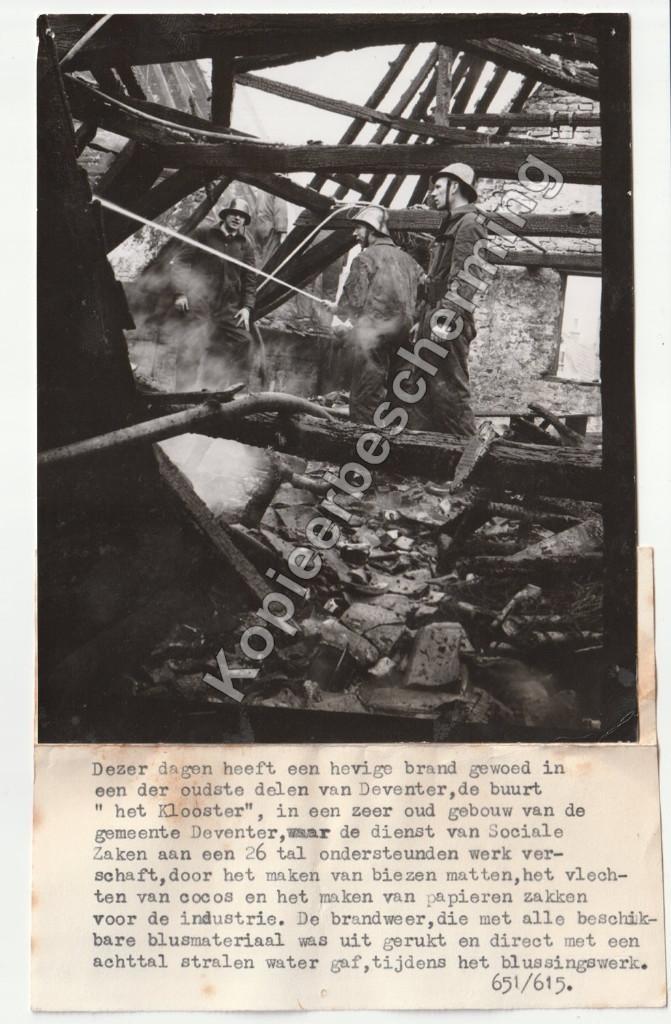 Brand buurt Het Klooster Deventer 1951 brandweerlui persfoto, Verzamelen, Foto's en Prenten, Gebruikt, Foto, Gebouw, 1940 tot 1960