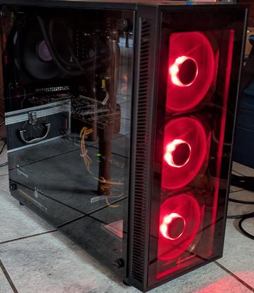 Goed onderhouden i7 PC met waterkoeling beschikbaar voor biedingen