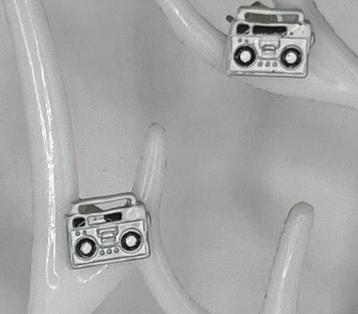 Mooie witte radio oorknopjes NIEUW beschikbaar voor biedingen