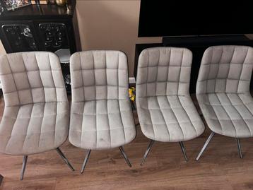 GRATIS 4 eetkamer stoelen grijs