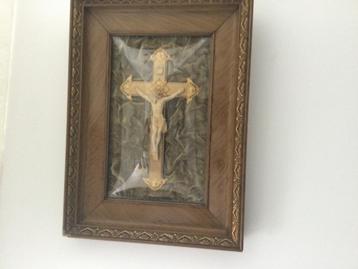 Kruisbeeld jezus in stolp glas en lijst.  beschikbaar voor biedingen
