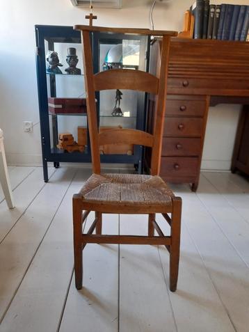 Bidstoeltje met riet beschikbaar voor biedingen