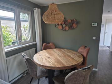 Ronde eetkamertafel met 4 stoelen, hanglamp en wanddecoratie beschikbaar voor biedingen