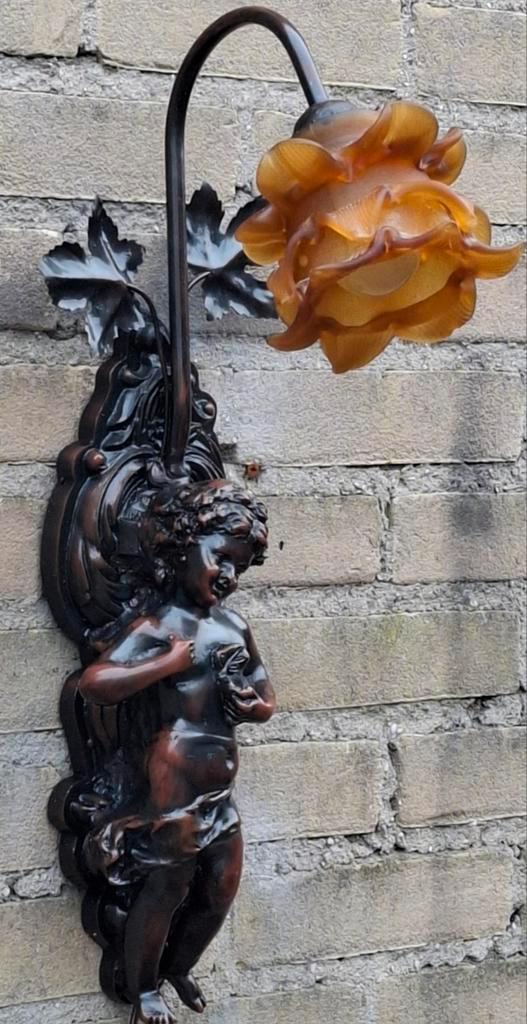 Wandlamp. Putti. Amberglas kap. 49 cm., Huis en Inrichting, Lampen | Wandlampen, Zo goed als nieuw, Glas, Kunststof, Metaal, Ophalen