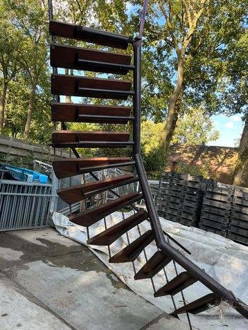 2 x Wenteltrap 2.80 ,3 en 5.45 meter h 96 cm dia links draai beschikbaar voor biedingen