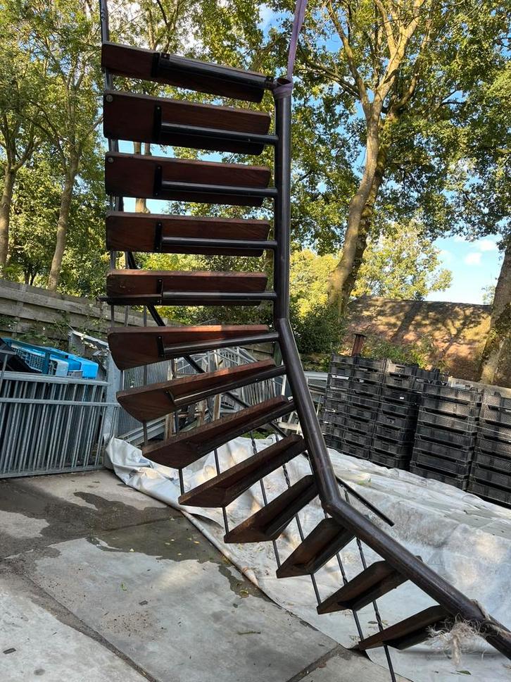 2 x Wenteltrap 2.80 ,3 en 5.45 meter h 96 cm dia links draai, Doe-het-zelf en Verbouw, Ladders en Trappen, Gebruikt, Trap, 2 tot 4 meter