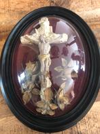 Kruisbeeld achter kunststof bol glas. Hoogte circa 50 cm, Ophalen of Verzenden