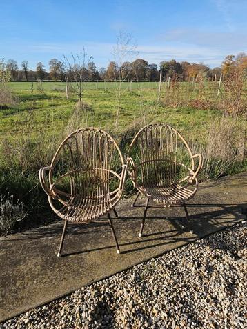 Oude vintage rotan stoeltjes beschikbaar voor biedingen