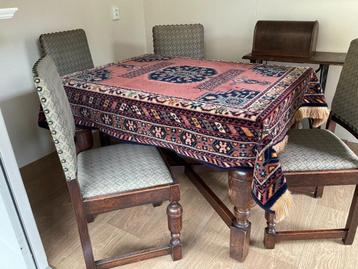 Ouderwetse eettafel en stoelen beschikbaar voor biedingen