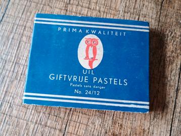 Oud doosje Uil giftvrije pastels - krijtjes beschikbaar voor biedingen