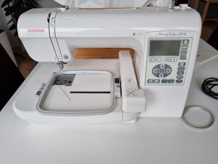 Janome Borduurmachine Memory Craft 200E, Hobby en Vrije tijd, Borduren en Borduurmachines, Gebruikt, Borduurmachine, Machineborduren