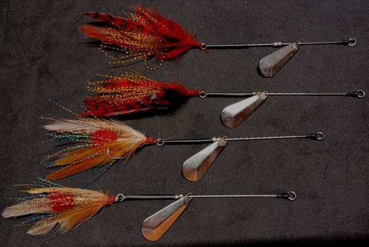 Set van 4 stuks Terrible Baars Snoekspinners met streamertje, Watersport en Boten, Hengelsport | Roofvissen, Nieuw, Complete set