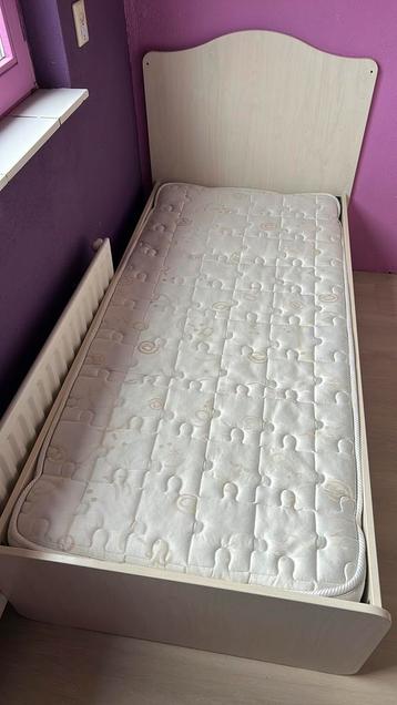 Massief kinderbed + matras + beschermer  beschikbaar voor biedingen