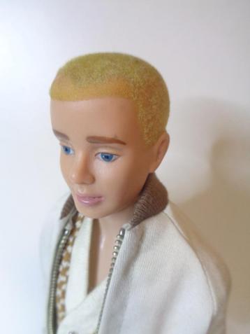 Oude Ken met blond flock haar....Barbie ( Fotonr P138) beschikbaar voor biedingen