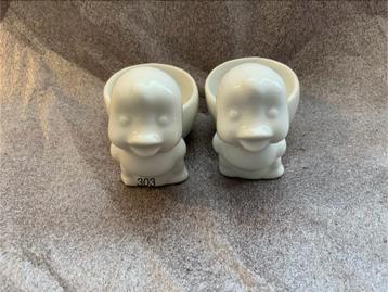 Twee schattige eierdopjes in de vorm van een eend beschikbaar voor biedingen