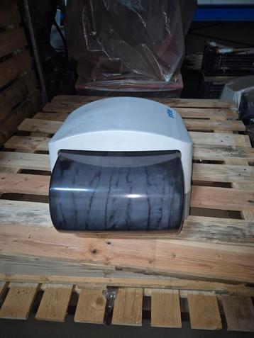 6 Handdoek automaten/dispencers beschikbaar voor biedingen