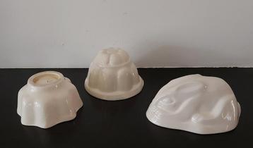 3 wit porseleinen kleine puddingvormen. beschikbaar voor biedingen