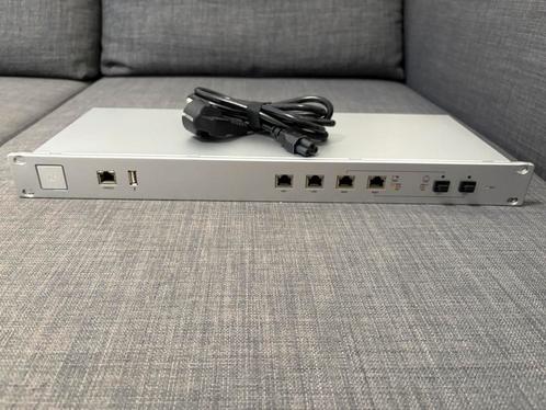 For Sale: Ubiquiti UniFi USG Pro 4 Enterprise Gateway Router, Computers en Software, Routers en Modems, Zo goed als nieuw, Router met modem