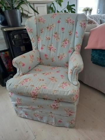 Fauteuil stoel met bloemen beschikbaar voor biedingen