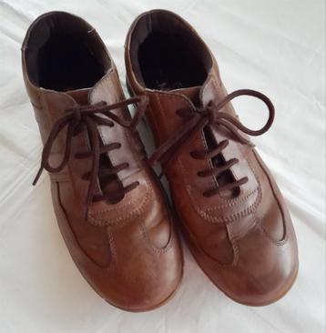Echt bruine leren heren schoenen met vetersluiting. beschikbaar voor biedingen