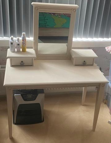 Kaptafel brocante stevig gebroken wit. Make up tafel spiegel beschikbaar voor biedingen
