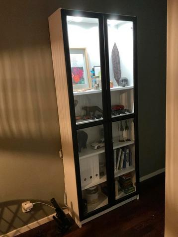Billy Boekenkast met Glazen Deuren & Verlichting beschikbaar voor biedingen