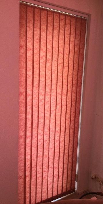 Moeten weg: lamellen, roze gemêleerd. 10 euro per set. beschikbaar voor biedingen