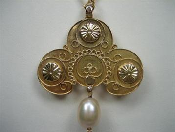 Antieke Gouden 18 karaat Zeeuwse Strikhanger 1860 beschikbaar voor biedingen