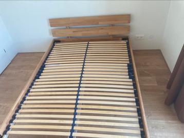 Beautiful double bed with slats!