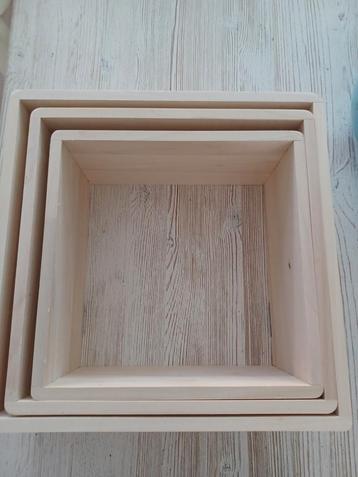 Houten muur hangers  beschikbaar voor biedingen