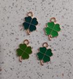 Metalen klavertje vier bedel gekleurd "nieuw", Hobby en Vrije tijd, Ophalen of Verzenden, Nieuw, Bedel