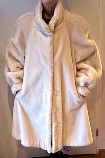 Mooie, met plooien wijd vallende faux fur beige jas- M-nieuw, Kleding | Dames, Jassen | Winter, Nieuw, Maat 38/40 (M), Beige, Ophalen of Verzenden
