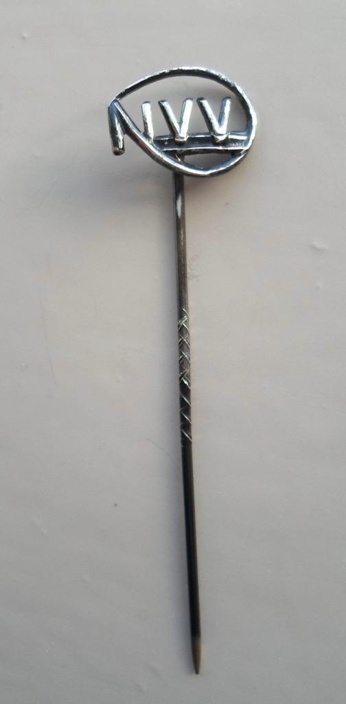Zilveren speld NVV. Gemerkt: 835 - Zwaardje., Verzamelen, Speldjes, Pins en Buttons, Zo goed als nieuw, Speldje of Pin, Overige onderwerpen