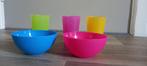 serviesset bekers en schalen PLASTIC BEKERS MET SCHAALTJES, Huis en Inrichting, Keuken | Servies, Overige materialen, Gebruikt