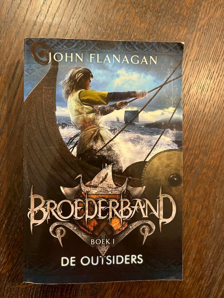 Broederband Boek 1: De Outsiders - John Flanagan, Ophalen of Verzenden, Gelezen, Fictie algemeen