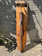 Decoratieve koperen waterpomp op houten plank, Ophalen, Koper