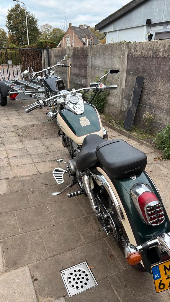 Honda vlx 800 en Suzuki intruder 800 bieden naast de motoren, Motoren, Motoren | Honda, Particulier, Chopper, Ophalen of Verzenden