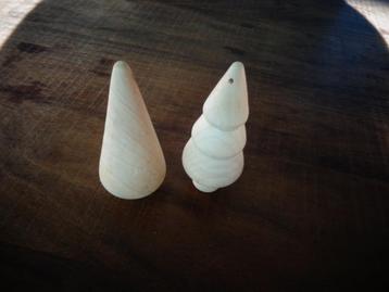 2 kleine houten kerstboompjes, 12 cm  hoog beschikbaar voor biedingen