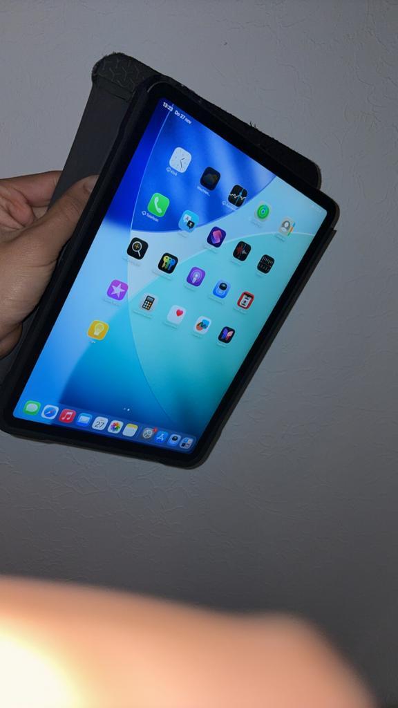 iPad Pro 11" 2021 M1 256GB WiFi + Logitech Combo Touch, Computers en Software, Apple iPads, Zo goed als nieuw, Apple iPad Pro